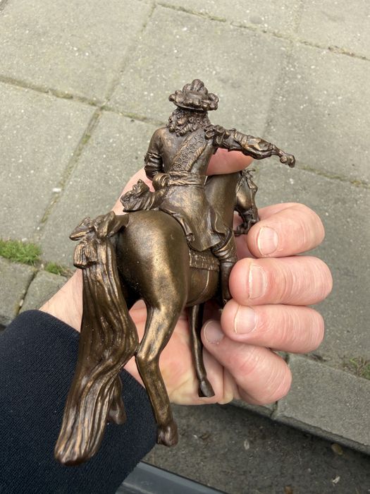 Статуетка на PAPO. Декоративна фигурка