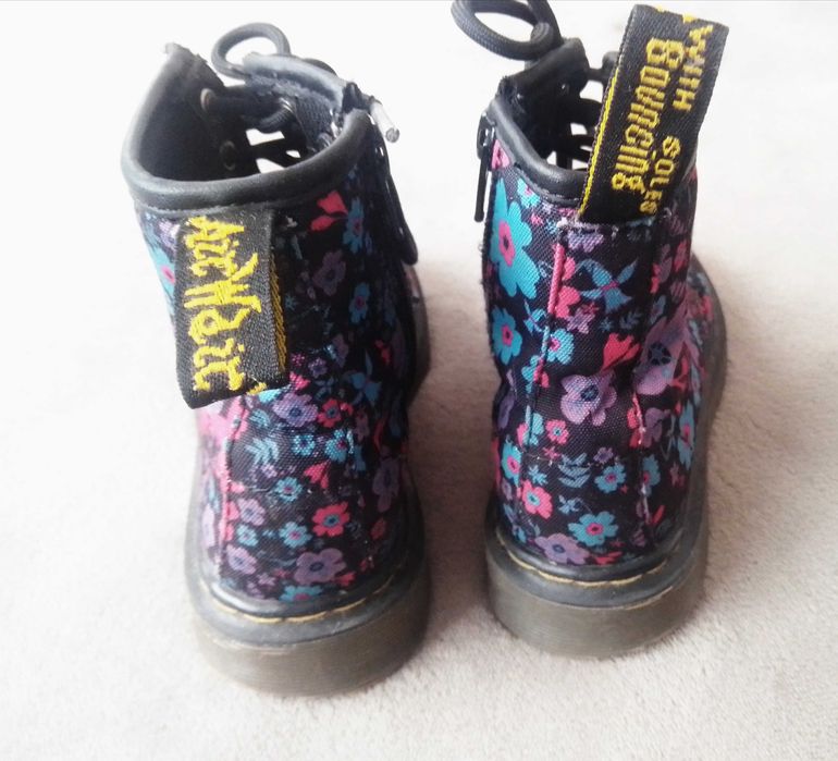 Кокетни боти на цветя