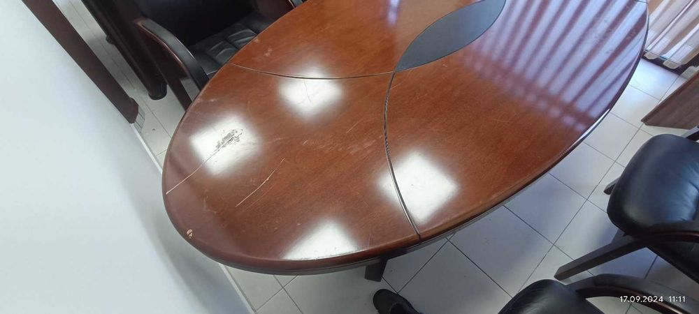 Масивна конферентна маса