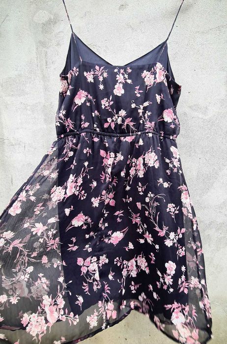 Rochie Vero Moda mărimea M , neagră cu fustă florală semitransparentă