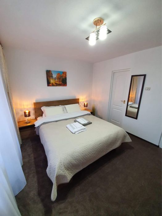 Închiriez apartament cu 3 camere în Curtea de Argeș .