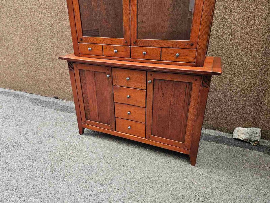 Трапезен шкаф с кристални стъкла в стил Рустик