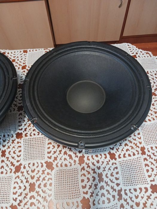 Difuzoare RCF 400 vati 12 toli ca noi și folosesc și în boxe Himax  nu trimit pentru ca sint grele nu risc se dau cu proba