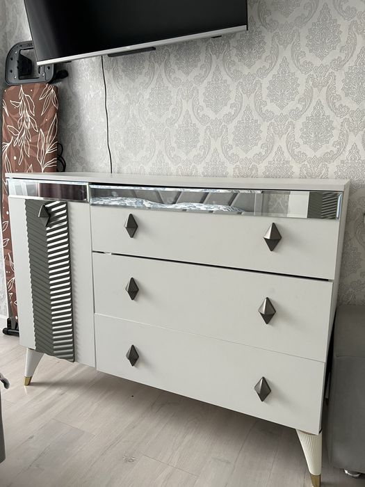 Продам комод с зеркалом