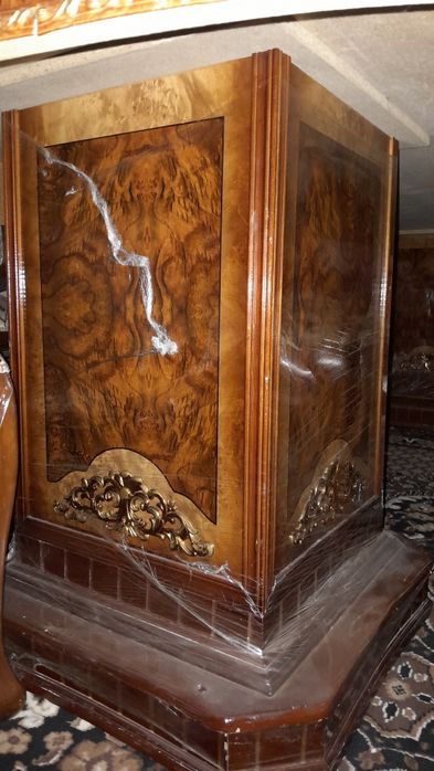 Гостинный стол и стулья в отличном состоянии