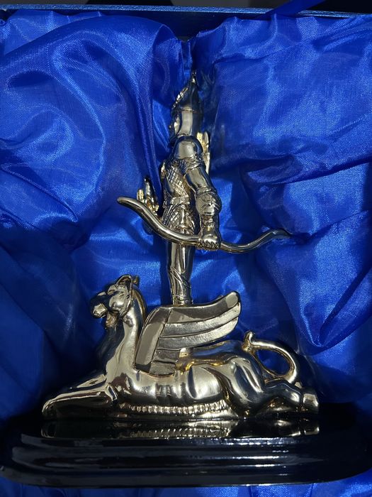 Статуэтка золотой человек