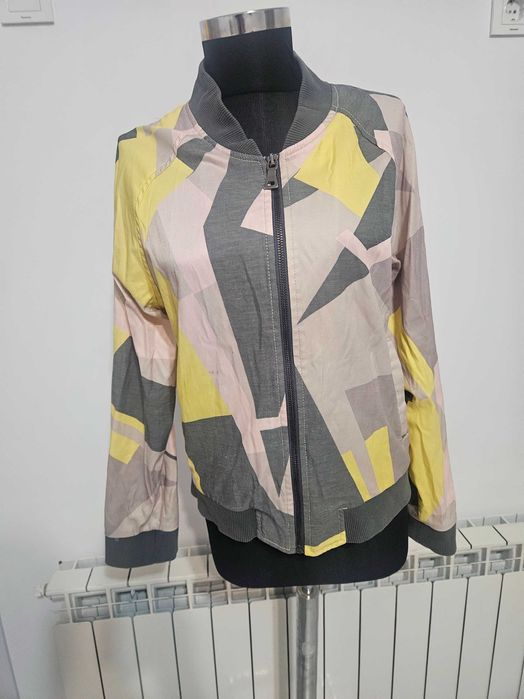 Пролетно яке с многоцветен десен