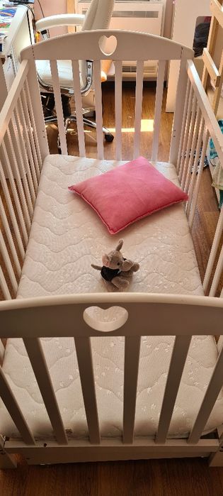 Продавам дървена кошара. Подарък-ортопедичен матрак