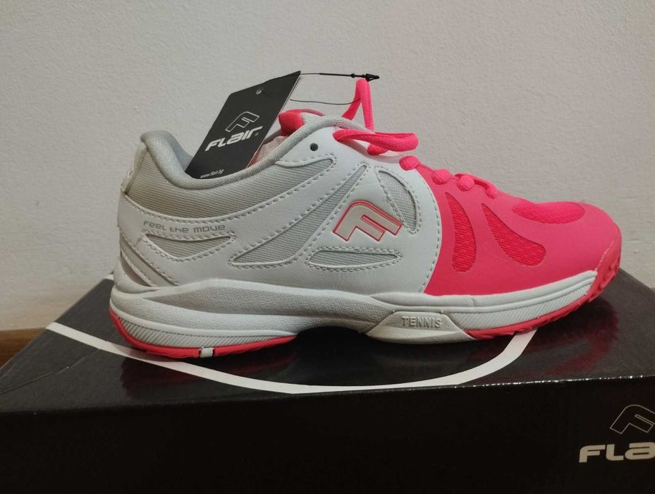 Чисто нови обувки за момиче