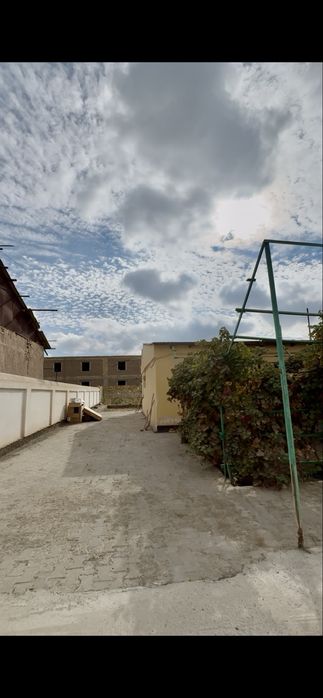 Katta hovli sotiladi