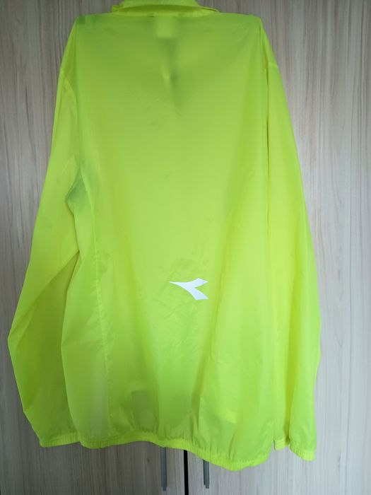 Продавам ветровка XL, DIADORA