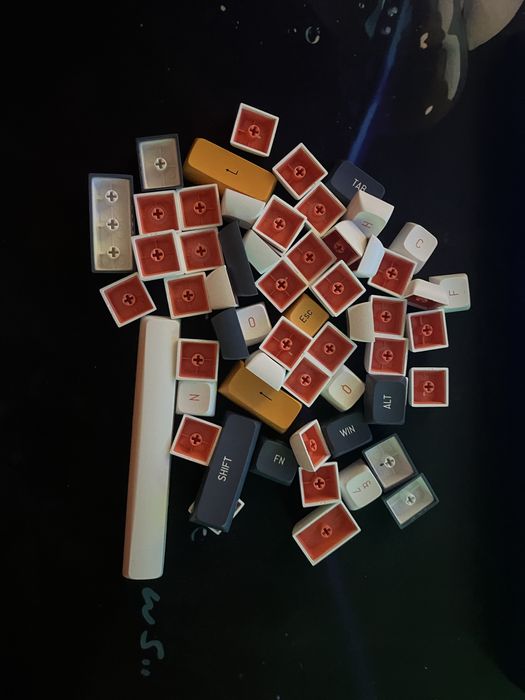 Vand tastatura qwerty ca noua + set de taste cadou