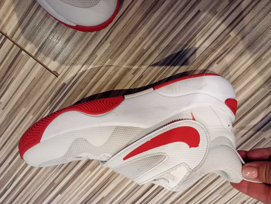 Бели-червени кецове