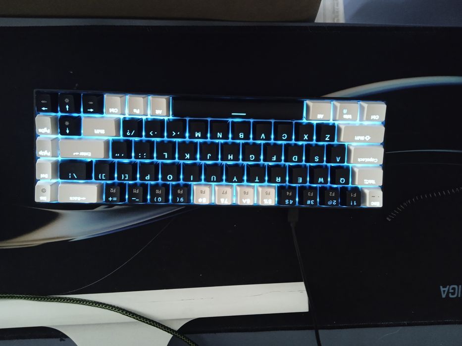 Продам Клаву с коричневыми свитчами