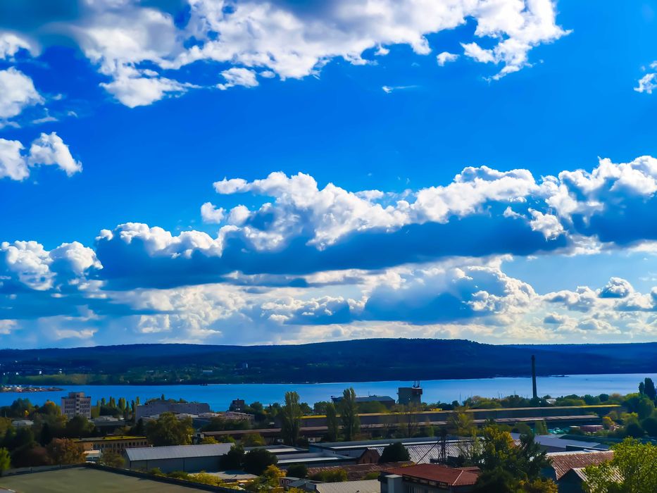 Двустаен, изцяло южен апартамент с панорамна гледка към езерото