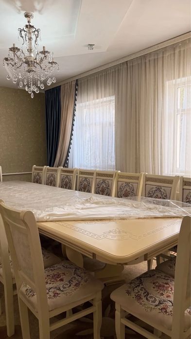 Стол и стулья для зал