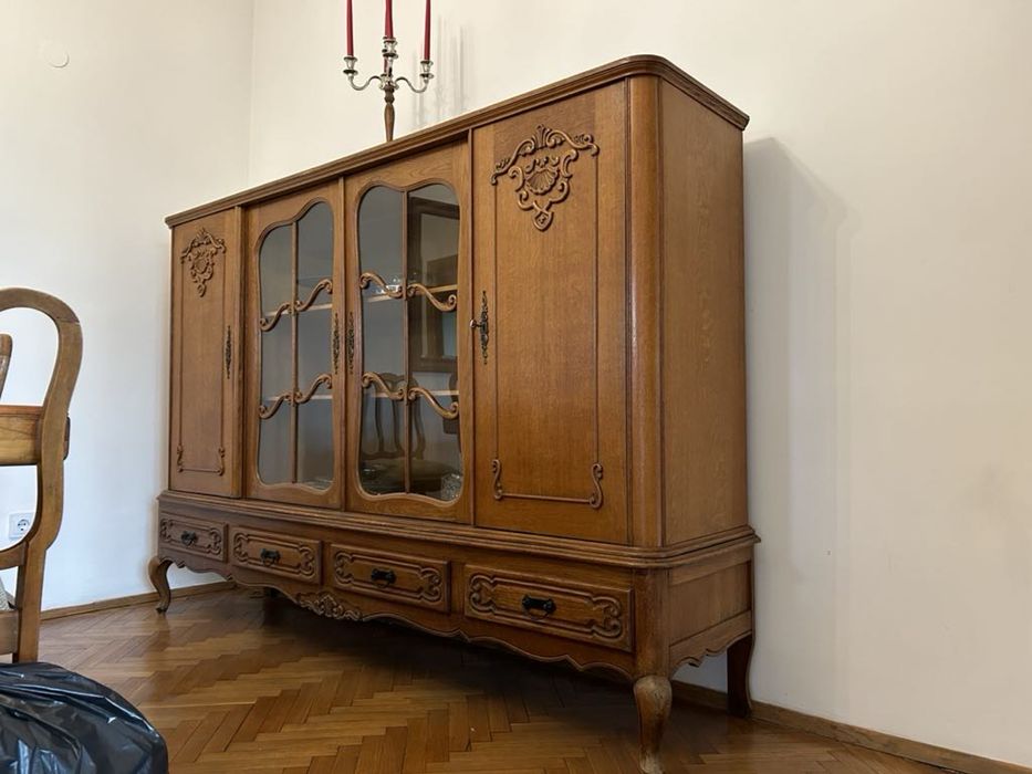 Продавам старинен шкаф и столове