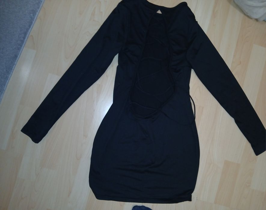 Рокля по тялото с красив гръб