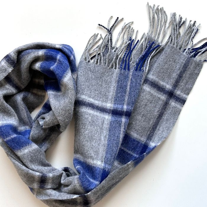 Разкошен мек вълнен шал в синьо и сиво