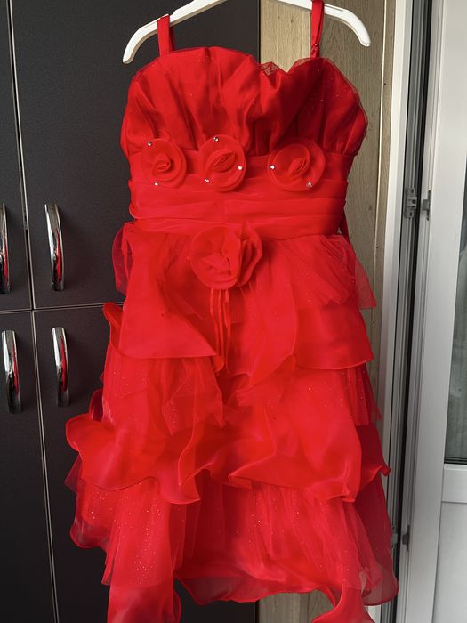 Платье красное нарядное на девочку 5-6 лет