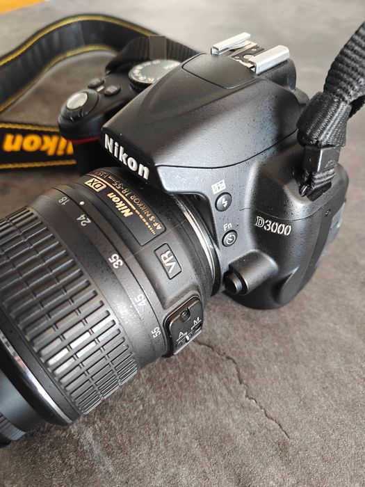 Nikon D3000 DSLR с обектив 18-55mm + чанта, батерия и зарядно