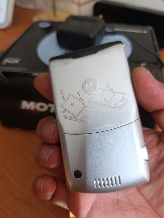 Motorola v3 ретро телефоны супер распродажа