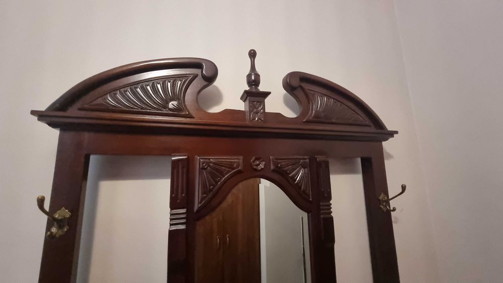 Cuier din lemn masiv cu oglinda si depozitare