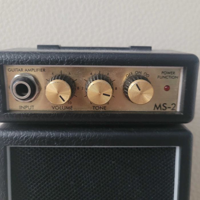 Малък усиливател за електрическа китара.