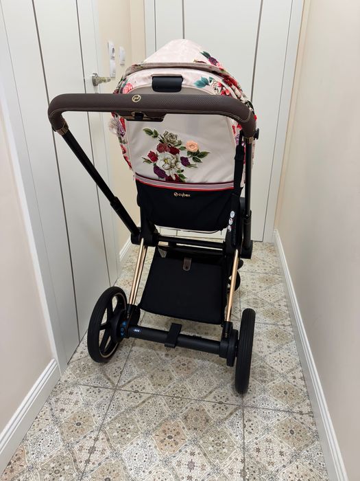 Бебешка количка Cybex Platinum E Priam 4 Rose Gold Spring Blossom Light с електрическо задвижване.