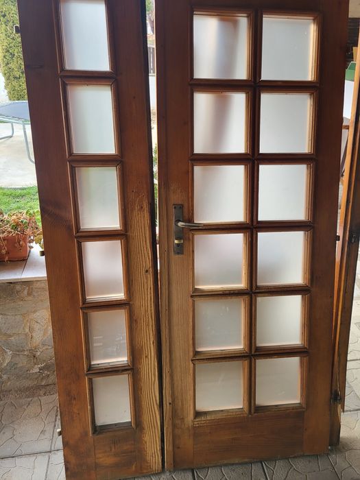 Продавам дървени касетирани врати