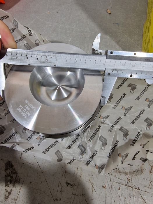 Piston echipat tractor fiat diametru 105 camera ardere într-o parte se