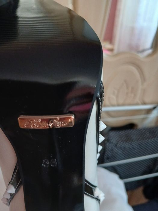 Botine lungi ,toc înalt de 12 cm  Urgent