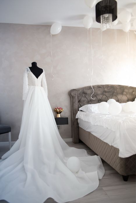 Rochie de mireasa scurta cu trena detasabila.