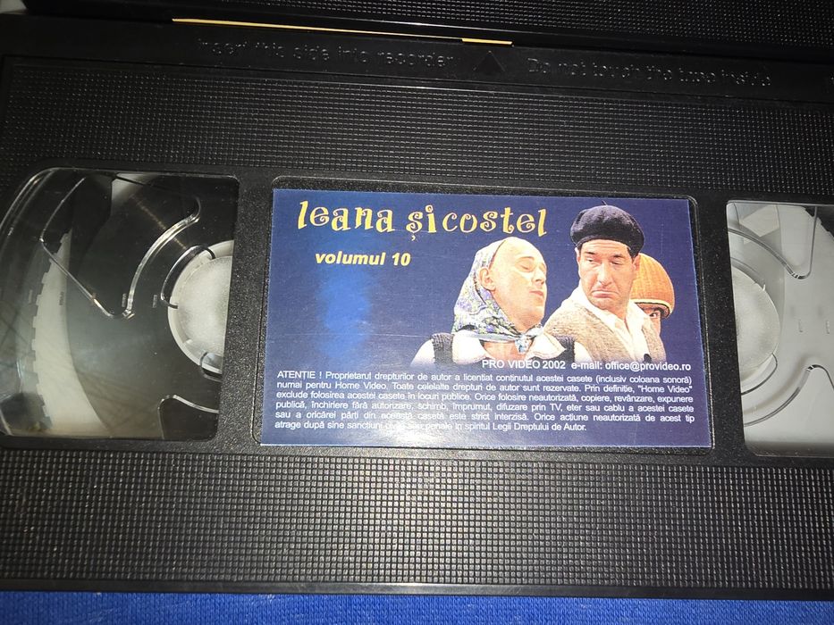 Pachet cu două caste video,vhs, cu grupul Vacanta mare, Leana și Costel, vol.7 și 10, 90 de lei, plus bonus