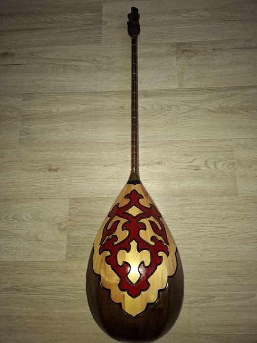 Домбыра сатылады.