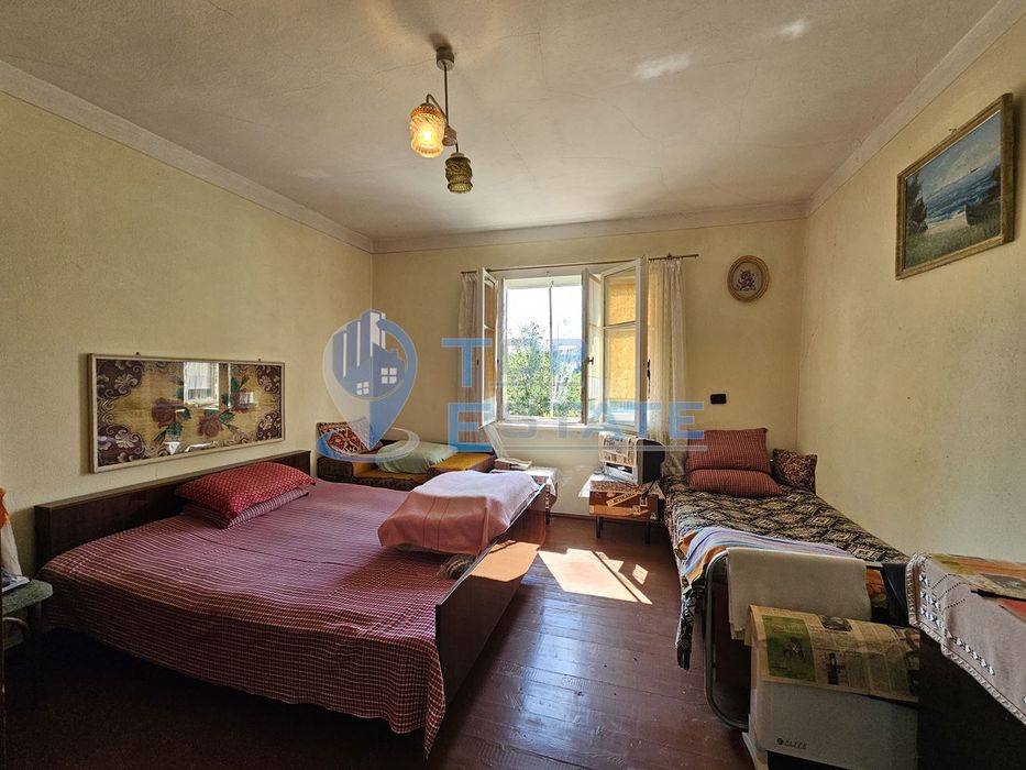 Двуетажна тухлена къща с гараж и голям двор в село Добромирка