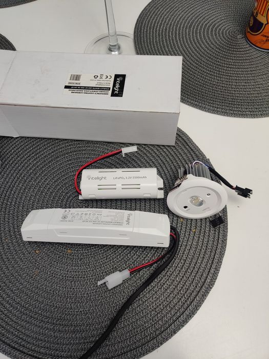 Spoturi incastrate panica