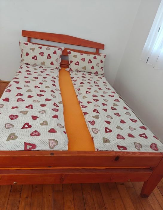 Vând 3 paturi lemn masiv 140/200