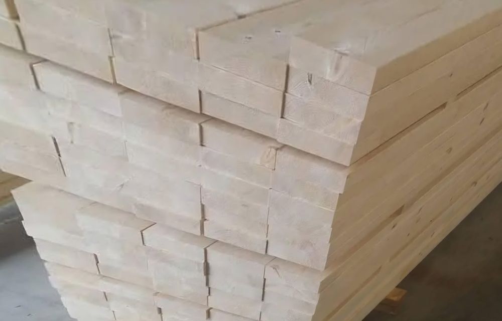 Изработва детайли за пейки и огради