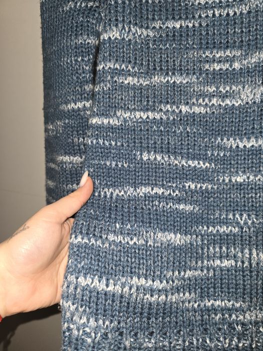 Вълнен син пуловер