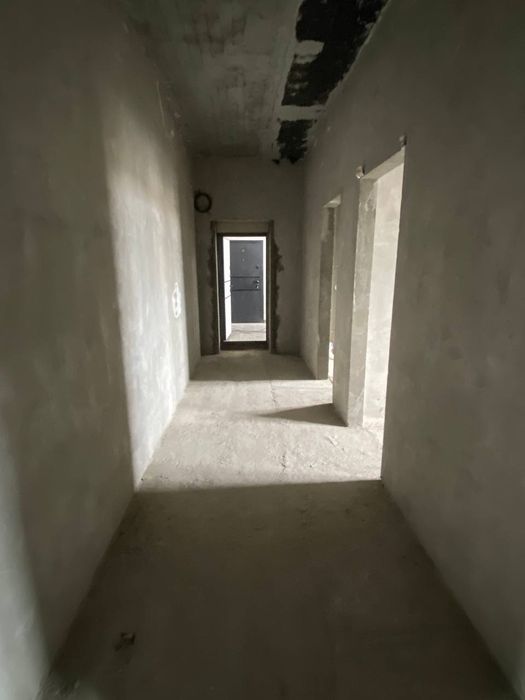 Toshkent tumanida yangi qurilgan 3 xonali kvartira sotiladi