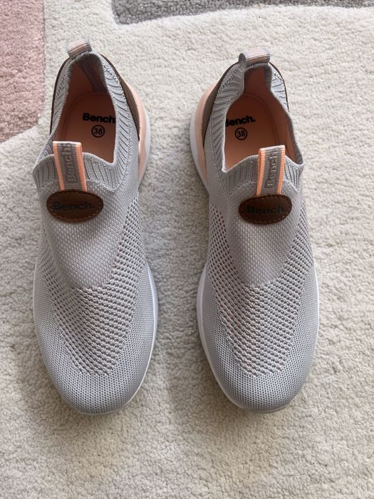 Чисто нови маратонки Bench