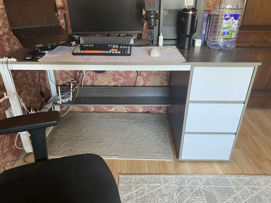 Продаю рабочий / компьютерный / офисный стол DEVELOPMENT