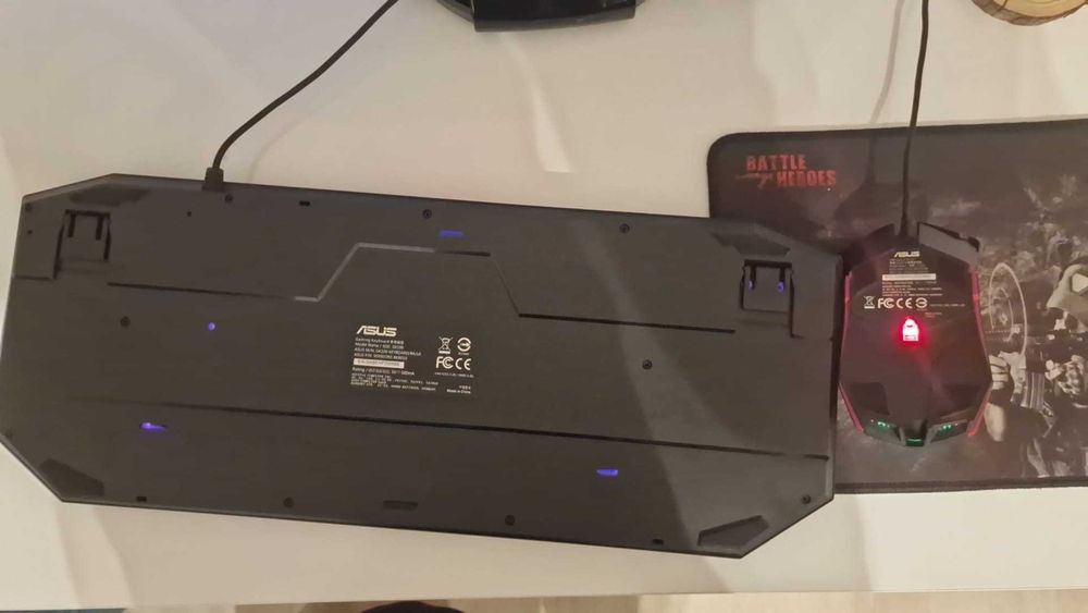 Mouse si tastatura Asus de gaming in stare foarte buna
