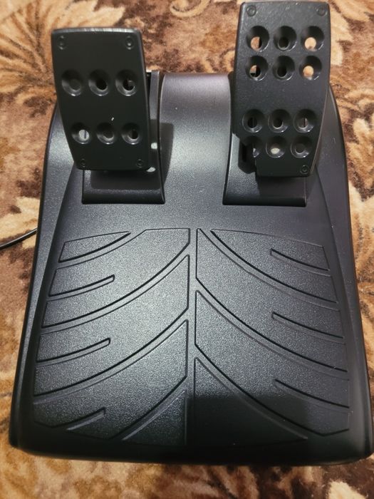 Продавам волан logitech driving force gt с педали.