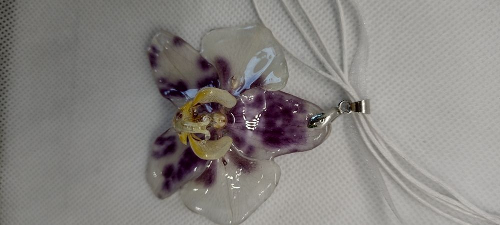 Колие с естествен цвят на орхидея.