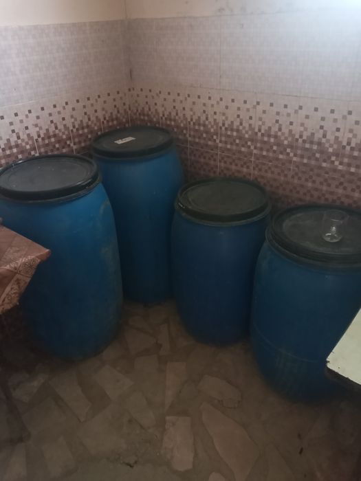 Стол стул,печь,посуда,бочка,хон тахта,умывалка