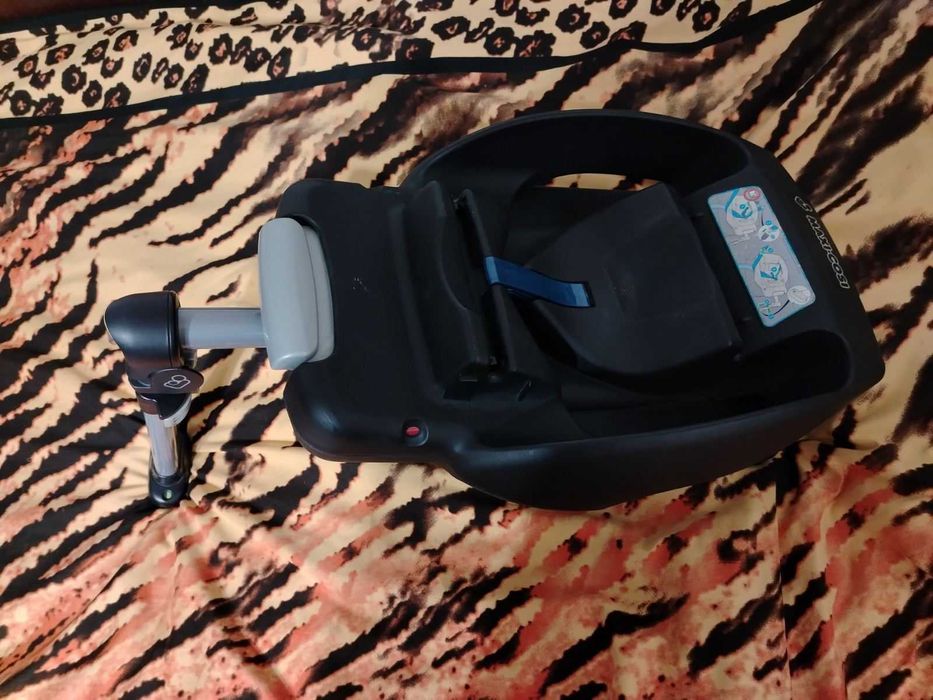 Maxi cosi бебешко кошче за кола + изофикс база