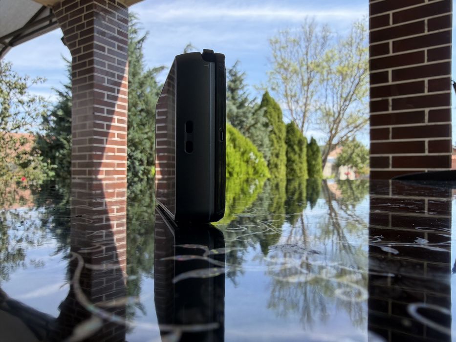 Aparat foto  CYBER-SHOT TX200v are GPS.   WIFII
