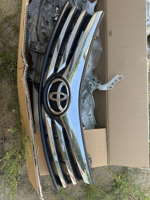 Решетка радиатора corolla e180